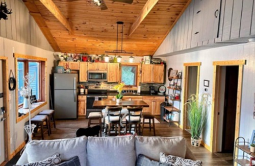 Prairie Du Chien Cabin | Pet-Friendly Prairiedise Mississippi Riverside Retreat Awaits!