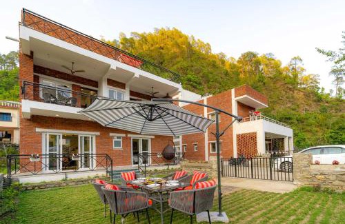 Kaul Villa | River View Retreat: Pet-Friendly Haven with Plunge Pool