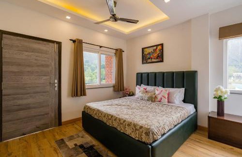 Kaul Villa | River View Retreat: Pet-Friendly Haven with Plunge Pool