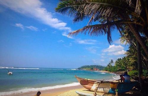 Bandaramulla House | Beachfront Bliss at Praneeth Guest House with Ocean Views