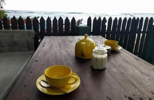 Bandaramulla House | Beachfront Bliss at Praneeth Guest House with Ocean Views