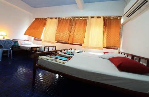 Wat Bowon Niwet House | Budget-Friendly Stay at Prasuri Guest House with Breakfast