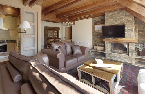 Gessa Apartment | Top-Rated Prat de Gessa Apartment with Spa & Breakfast