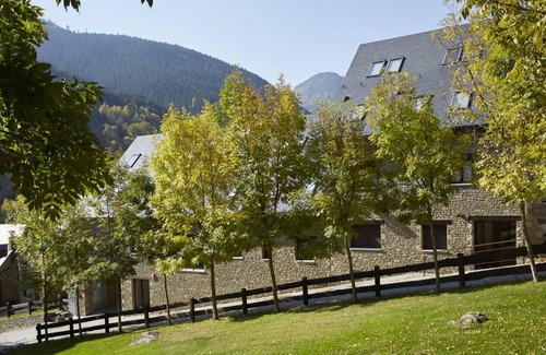 Gessa Apartment | Top-Rated Prat de Gessa Apartment with Spa & Breakfast