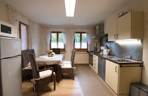 Westheim Apartment | Praxis Löwenzahn: Family-Friendly Retreat by Franconian Lakes