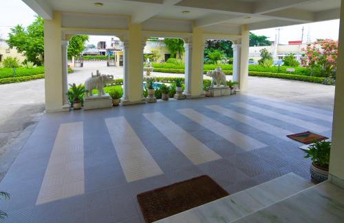 Phulpur Hotel | Discover Prayag Bhagirath Resort: Family-Friendly Retreat