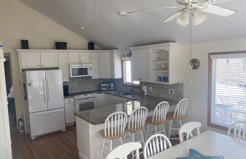 North Beach House | Unbeatable Stay: Walk to Beach and Bay in June Bliss