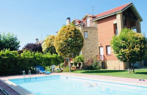 Haro House | Charming Independent Home with Private Pool and Garden