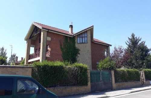 Haro House | Charming Independent Home with Private Pool and Garden