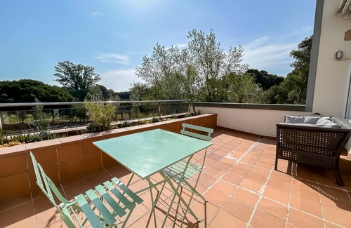 Pals Apartment | Romantic Rooftop Retreat with Scenic Views and Spa Access