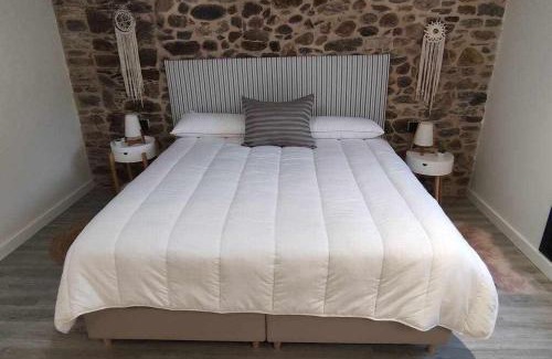 O Barco de Valdeorras Apartment | Cozy Apartment with Hot Tub & Excellent 9.7/10 Rating