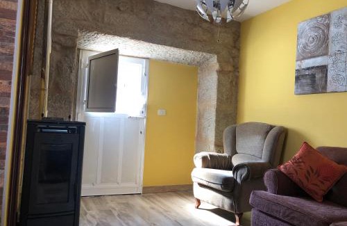 Mondariz Apartment | Charming Fina la Caprichosa Apartment in Mondariz Center