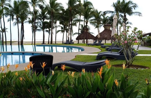 Acapulco de Juarez Municipality Apartment | Cozy Beachfront Retreat with Pool and Wifi in Zona Diamante