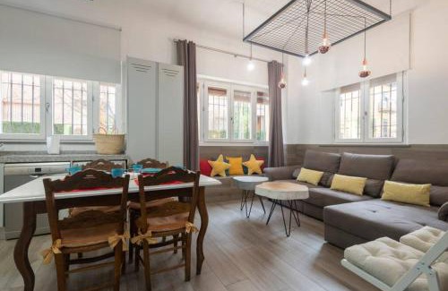 Genil Apartment | Charming Apartment on Paseo de la Bomba with Free Parking