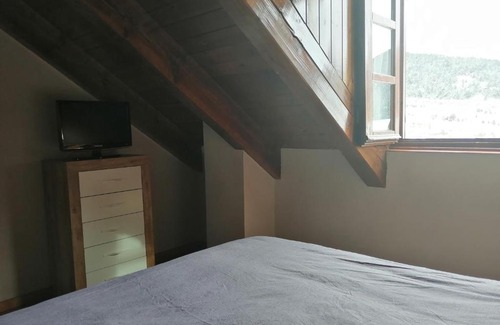 Taull Apartment | Elegant Triplex with Garden & Wifi at Puig Falcó 1