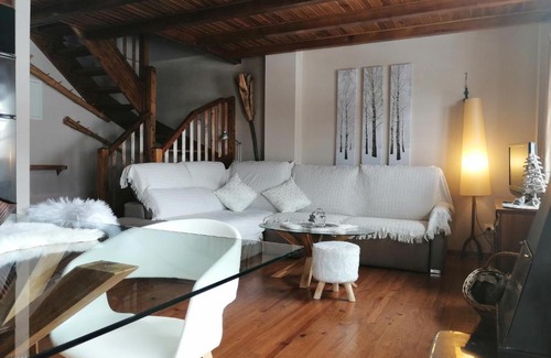 Taull Apartment | Elegant Triplex with Garden & Wifi at Puig Falcó 1
