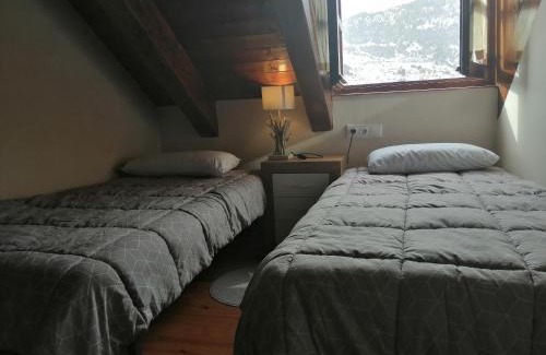 Taull Apartment | Elegant Triplex with Garden & Wifi at Puig Falcó 1