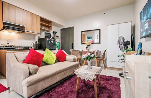 Las Pinas Apartment | Precious Florannjoe - Chic New Studio with Best Care