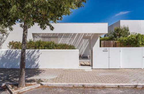 Troia Villa | Tranquil Retreat: Precious House with Oceanfront Pool