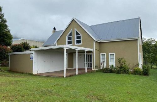 Katberg Apartment | Tranquil 3-Bedroom Family Home with Ocean View & Pool