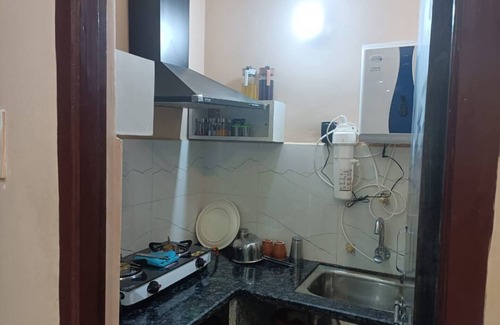 Varanasi Apartment | Discover Preeti's Nest: Family-Friendly with Kitchen Access