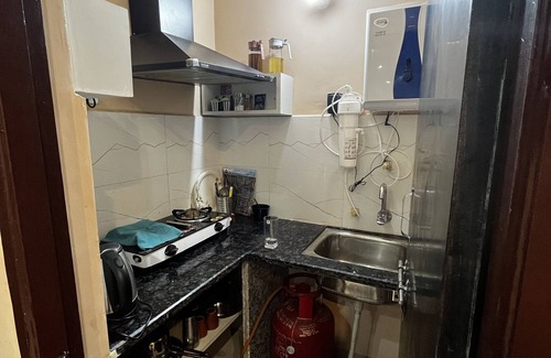 Varanasi Apartment | Discover Preeti's Nest: Family-Friendly with Kitchen Access