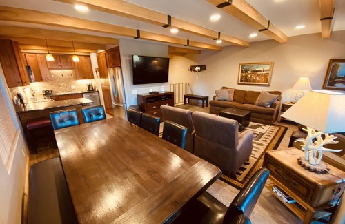 Mammoth Lakes Condo | Outstanding 4 Bedroom Retreat by Village Gondola, Sleeps 10