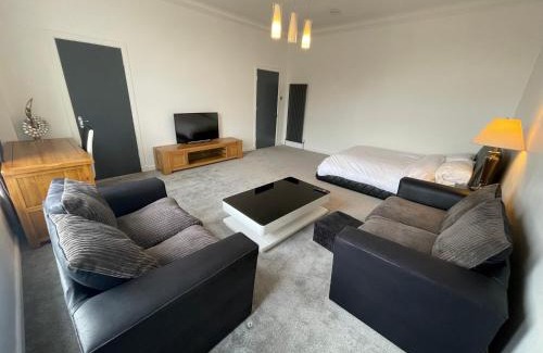 Uphall Apartment | Child-Friendly Premier 2 Bed Flat C with High Guest Rating