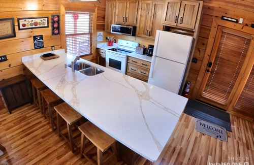 Sevierville Cabin | Idyllic Eagle Springs Resort Cabin with Hot Tub & BBQ Grill