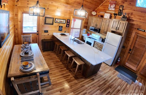Sevierville Cabin | Idyllic Eagle Springs Resort Cabin with Hot Tub & BBQ Grill