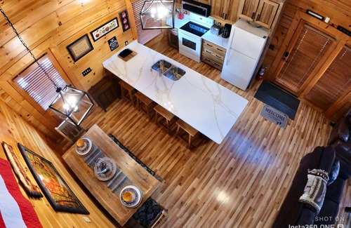 Sevierville Cabin | Idyllic Eagle Springs Resort Cabin with Hot Tub & BBQ Grill