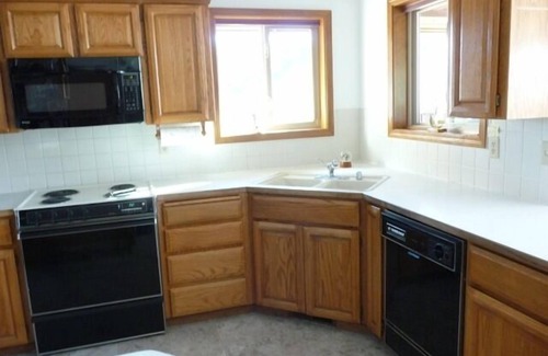 Cheney Ski Chalet | Premier Chalet Home with Spa & Lake View at Williams Lake