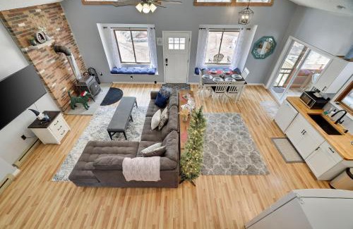 Bushkill House | Comfortable Cabin Retreat - Indoor Pools & Free Amenities