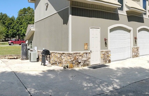 Groveoak Apartment | Premier Host: Lake Guntersville Oasis with Pool & Views