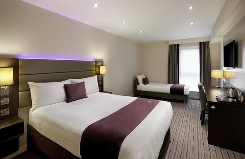 Runnymede Hotel | Premier Inn Addlestone
