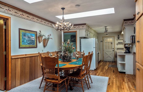 Lakeview House | Unforgettable Family Retreat by the River & Lake Activities