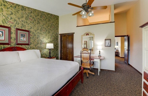Columbia Hotel | Deluxe Suite with Whirlpool & Fireplace at Stoney Creek