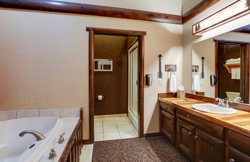 Columbia Hotel | Deluxe Suite with Whirlpool & Fireplace at Stoney Creek