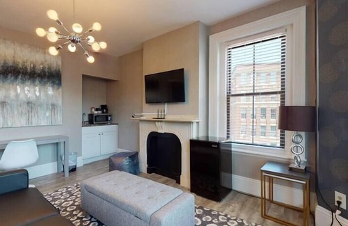 Bay Village Apartment | Comfortable Premier Suites in Bay Village with Breakfast & Kitchen