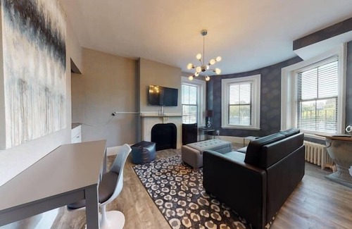 Bay Village Apartment | Comfortable Premier Suites in Bay Village with Breakfast & Kitchen