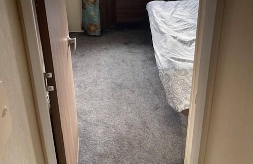 Clacton-on-Sea Cabin | Spacious 2-Bed Caravan for Family Fun with Decking Area