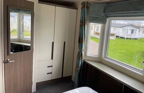 Clacton-on-Sea Cabin | Spacious 2-Bed Caravan for Family Fun with Decking Area