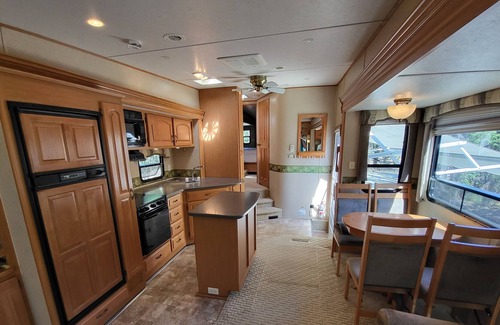 Funny River Cabin | Cozy Alaskan 5th Wheel Retreat with Kitchen & Family Amenities