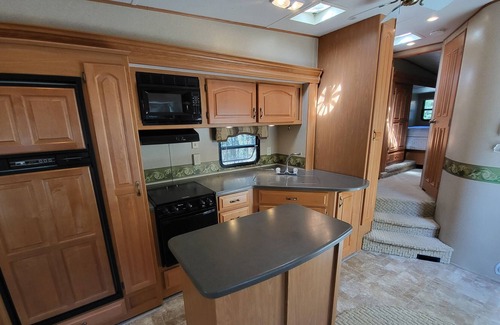 Funny River Cabin | Cozy Alaskan 5th Wheel Retreat with Kitchen & Family Amenities