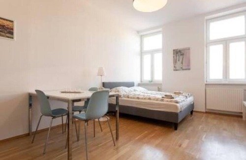 Funfhaus Apartment | Convenient Stay Between Schönbrunn and City Center