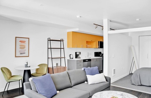 Wilburton Apartment | Stylish Bellevue 1BR with Gym & Pet-Friendly Perks