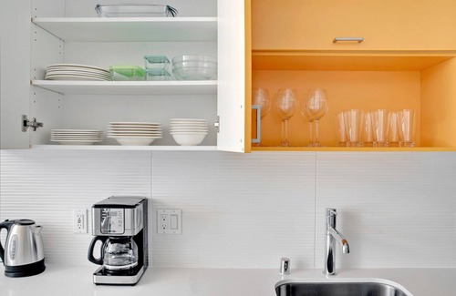 Wilburton Apartment | Stylish Bellevue 1BR with Gym & Pet-Friendly Perks