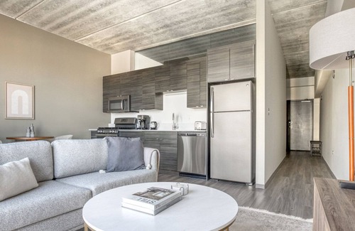 Bucktown Apartment | Premium Bucktown 1BR w/ Lounge, Roof & Gym, nr L, by Blueground