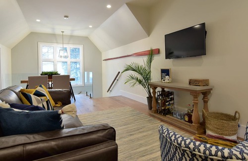 Kingsville House | Experience Premium Coach House on Lake Erie’s Shores