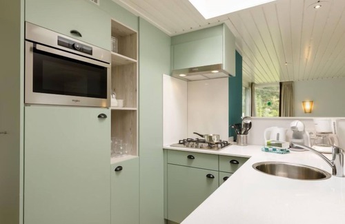 Heijen House | Exclusive Cottage Retreat with Pool and Lake Views